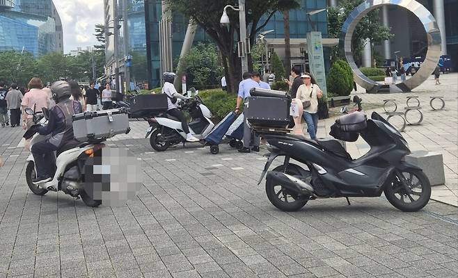 2025년 7월21일 서울 마포구 상암동에서 오토바이가 배달음식을 들고 이동하고 있다. 신다은 기자