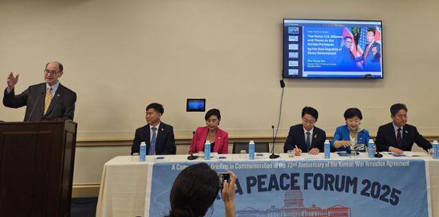 지난 7월 23일 미국 워싱턴 DC 연방의회에서 미주민주참여포럼 주최로 열린 '한반도 평화포럼'에서 브래드 셔먼 민주당 하원 의원(왼쪽 첫 번째)이 발언하고 있다. 워싱턴=연합뉴스