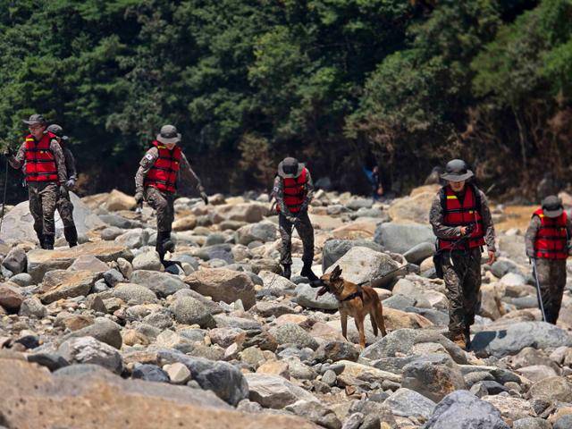 수해 복구 대민지원에 나선 육군 39사단 장병들이 지난달 24일 경남 산청군에서 물이 없는 상태에서도 구명조끼를 착용한 가운데 폭우 실종자를 수색하고 있다. 육군 제공