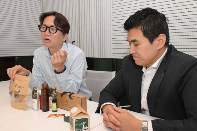 비유의 신명석(왼쪽), 김정은 공동대표는 쓰레기를 줄이고 환경을 보호하려면 과일 등 농식품 부산물을 활용해 친환경 제품을 만들 수 있도록 산업코드 분류 등 제도 개선이 필요하다고 강조했다. 강예진 기자