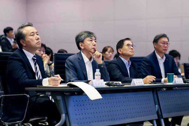 5일 서울 여의도 FKI타워 컨퍼런스센터에서 열린 '진화하는 한미 경제 동맹: 관세를 넘어 기술 및 산업협력으로' 주제의 한미 통상 현안 전문가 좌담회에서 김창범 한국경제인협회 상근부회장 및 참석자들이 제프리 쇼트 피터슨국제경제연구소 선임 펠로의 기조발제를 경청하고 있다. 연합뉴스