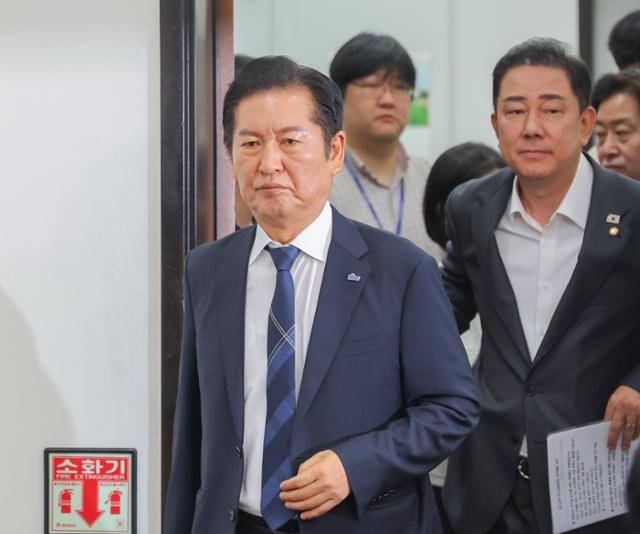 정청래(왼쪽) 더불어민주당 대표와 김병기 원내대표가 6일 서울 여의도 국회에서 열린 최고위원회의에 입장하고 있다. 연합뉴스