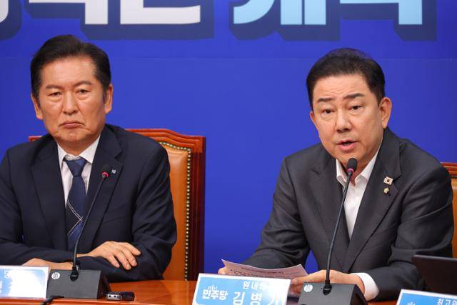 김병기(오른쪽) 더불어민주당 원내대표가 6일 서울 여의도 국회에서 열린 최고위원회의에서 발언하고 있다. 왼쪽은 정청래 대표. 연합뉴스