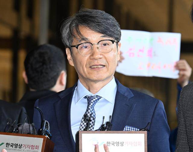 김건희 여사에게 고가 핸드백을 건넨 최재영 목사가 지난해 5월 13일 서울 서초구 중앙지검에 피의자 조사를 받기 위해 출두하고 있다. 왕태석 선임기자