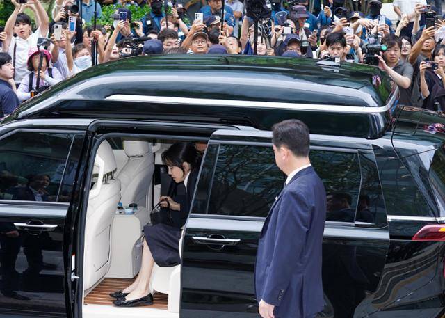 김건희 여사가 6일 첫 공개 출석을 위해 서울 종로구 민중기 특별검사팀 사무실 앞에 내리고 있다. 김 여사 지지파와 반대파가 뒤엉켜 김 여사 입장을 지켜보고 있다. 사진공동취재단