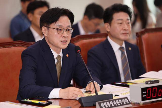 김정관 산업통상자원부 장관이 6일 서울 여의도 국회에서 열린 산업통상자원중소벤처기업위원회 전체회의에서 의원 질의에 답하고 있다. 뉴시스