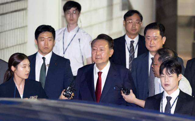 윤석열 전 대통령이 지난달 9일 서울 서초구 서울중앙지법에서 열린 직권남용 등 혐의 영장실질심사를 마친 뒤 대기 장소인 서울구치소로 이동하기 위해 법원을 나서고 있다. 뉴시스