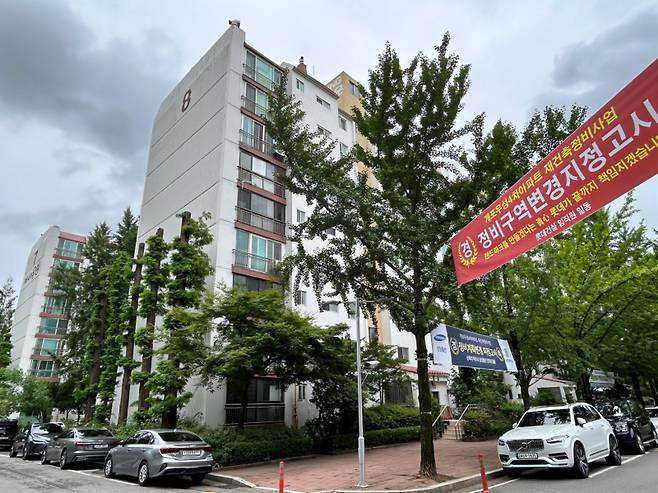 개포우성4차 단지에 걸린 롯데건설과 삼성물산의 현수막. 서지영 기자&nbsp;