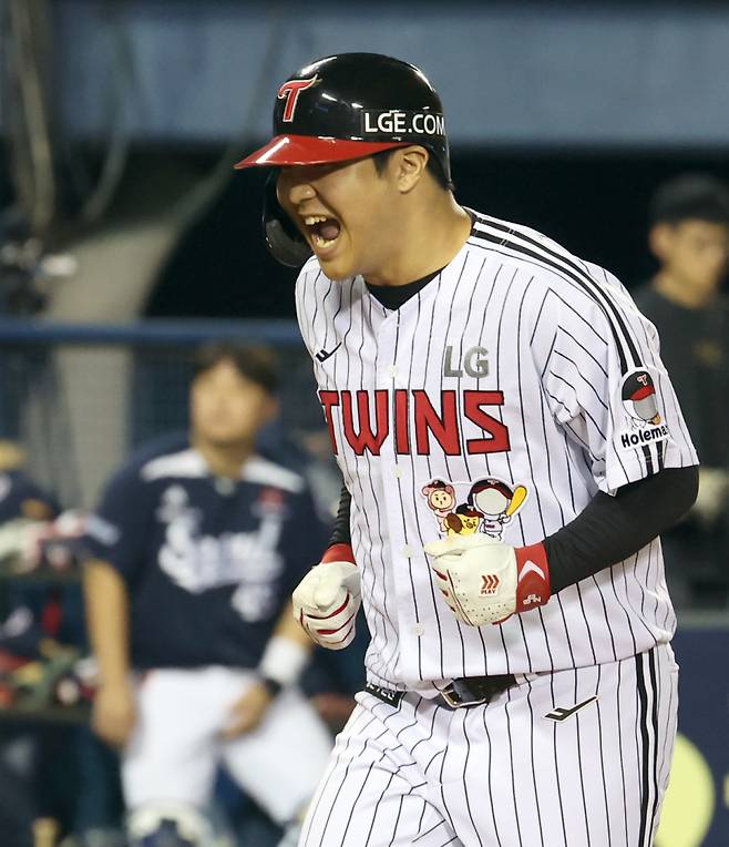 LG 문보경이 5일 잠실 두산전 7회 말 2사 1,2루에서 역전 우월 3점 홈런을 날리고 기뻐하고 있다. 잠실=정시종 기자 capa@edaily.co.kr /2025.08.05.