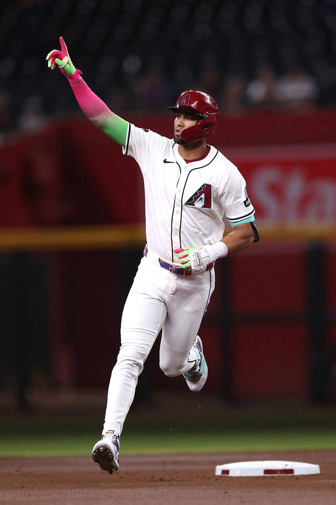 <yonhap photo-2647=""> PHOENIX, ARIZONA - AUGUST 05: Lourdes Gurriel Jr. #12 of the Arizona Diamondbacks celebrates while running the bases after hitting a two run home run during the first inning against the San Diego Padres at Chase Field on August 05, 2025 in Phoenix, Arizona. Chris Coduto/Getty Images/AFP (Photo by Chris Coduto / GETTY IMAGES NORTH AMERICA / Getty Images via AFP)/2025-08-06 11:27:17/ <저작권자 ⓒ 1980-2025 ㈜연합뉴스. 무단 전재 재배포 금지, AI 학습 및 활용 금지></yonhap>
