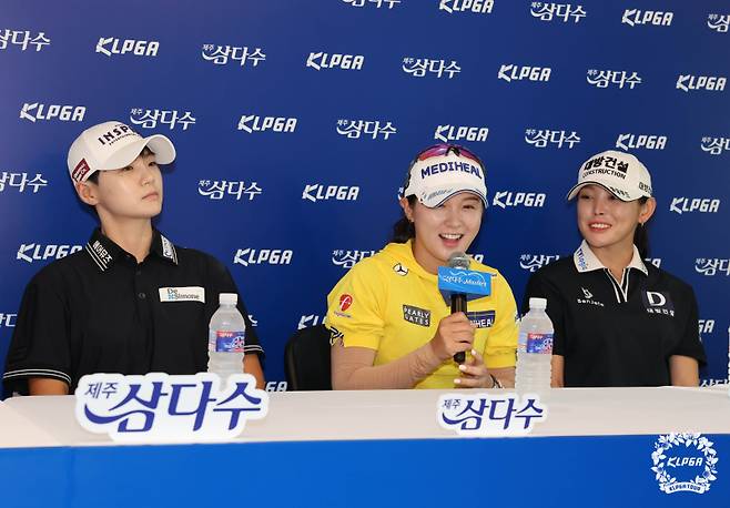미디어데이에서 질문에 답하는 박현경. 사진=KLPGA 제공