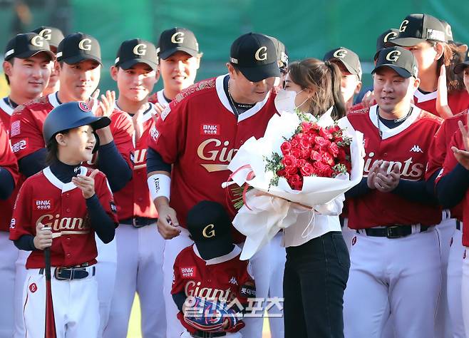2022 KBO리그 프로야구 롯데 자이언츠와 LG 트윈스의 경기가 8일 오후 부산 사직야구장에서 열렸다. 경기 전 은퇴투어를 마무리하는 이대호가 아내에게 장미 100송이 꽃다발을 전해주고 있다. 부산=김민규 기자 /2022.10.08/&nbsp;