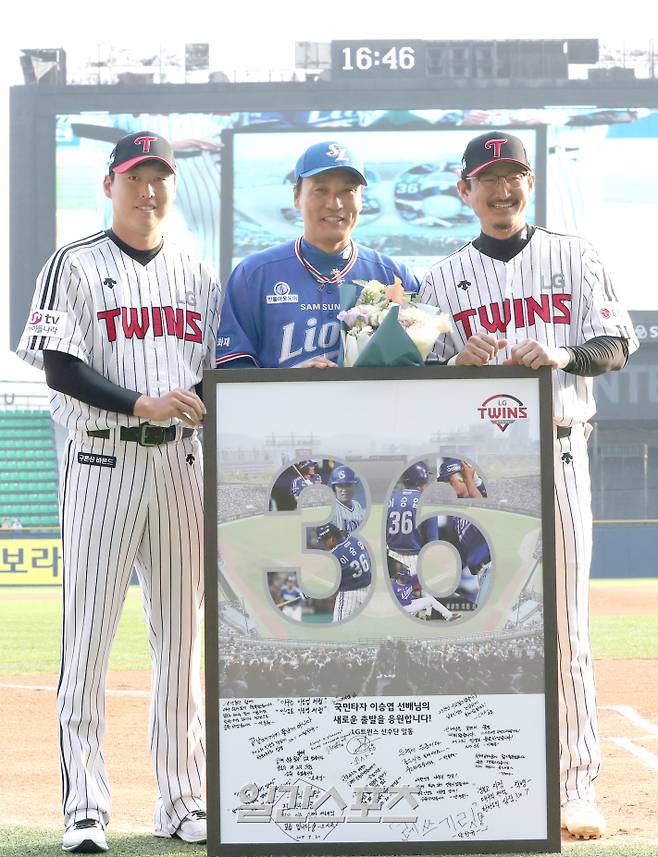 2017 프로야구 KBO리그 LG 트윈스와 삼성 라이온즈 경기가 30일 오후 잠실야구장에서 열렸다. 경기 전 삼성 이승엽이 자신의 은퇴투어 행사에서 기념 사진을 찍고 있다. 잠실=정시종기자 /2017.09.30./&nbsp;