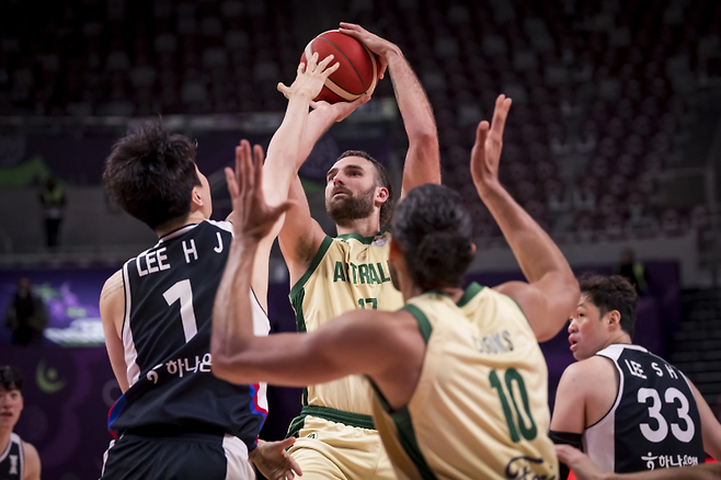 6일 사우디 제다의 킹 압둘라 스포츠 시티에서 열린 호주와의 2025 FIBA 아시아컵 조별리그 A조 1차전. 호주 맥베이가 이현중 앞에서 슛을 시도하고 있다. 사진=FIBA