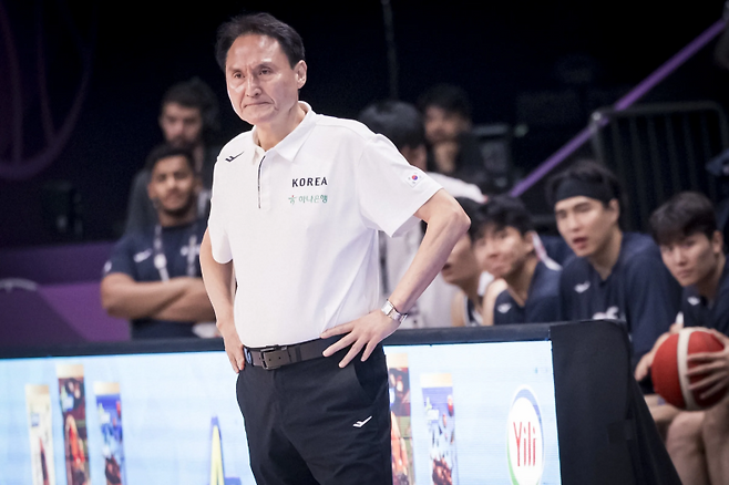 6일 사우디 제다의 킹 압둘라 스포츠 시티에서 열린 호주와의 2025 FIBA 아시아컵 조별리그 A조 1차전. 안준호 대표팀 감독이 코트를 지켜보고 있다. 사진=FIBA