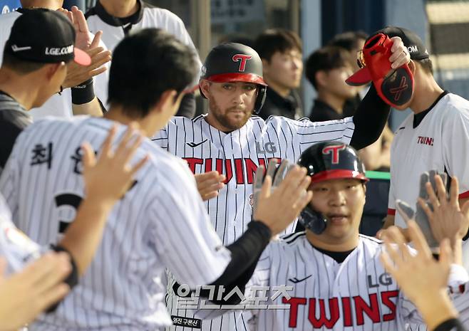 6일 오후 잠실야구장에서 열린 2025 프로야구 두산과 LG 경기. LG 오스틴이 4회 오지환의 적시타때 득점한뒤 동료들과 기뻐하고 있다. 잠실=정시종 기자 capa@edaily.co.kr /2025.08.06.