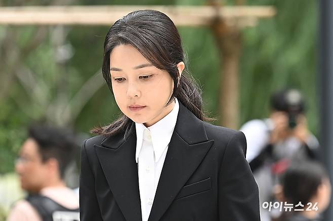 윤석열 전 대통령의 부인 김건희 여사가 6일 서울 종로구에 마련된 김건희 특검팀(특별검사 민중기) 사무실에 조사를 받기 위해 피의자 신분으로 출석하고 있다. [사진=곽영래 기자]