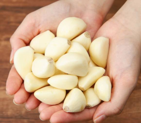 마늘을 생으로 섭취했을 때 다양한 건강 효능을 누릴 수 있다는 연구 결과가 나왔다. 사진은 깐 마늘. [사진=오아시스마켓]