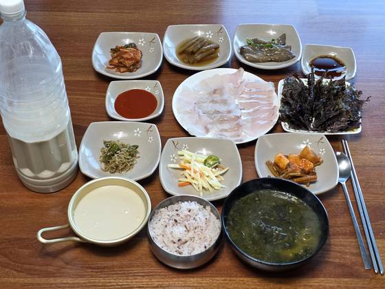 부두민박의 백반. 모든 반찬이 맛있다. 회는 운이 좋으면 먹을 수 있다.