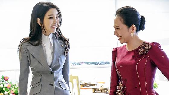 윤석열 전 대통령 부인 김건희 여사가 지난해 5월 16일 용산 대통령실 청사에서 열린 한-캄보디아 정상회담에 앞서 뺏 짠모니(Pich Chanmony) 캄보디아 총리 배우자와 환담 후 이동하며 각 나라의 전통의상에 대해 이야기를 나누고 있다. 김 여사가 공식 석상에 등장한 것은 2023년 12월 윤 대통령의 네덜란드 국빈 방문 귀국 행사 후 153일 만이었다. 중앙포토