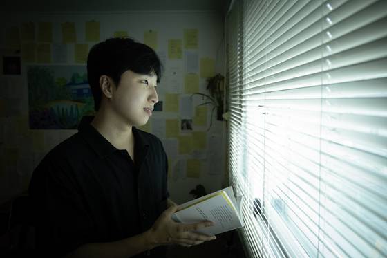 배동훈 대표는 “신논현역이나 광화문역 교보문고에 가면 과거 출판된 시집과 최근 출판된 시집이 모두 있다. 거기서 시를 쌓아두고 3~4시간 동안 읽곤 한다.”고 말했다. 권혁재 사진전문기자