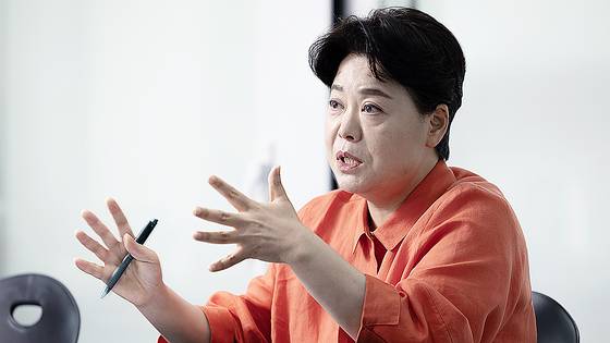 윤희숙 국민의힘 혁신위원장은 “전당대회에서 뽑힌 새 대표가 ‘윤희숙 혁신위’를 없앨 순 있어도, 혁신위가 제시한 혁신의 화두를 거부할 순 없다”며 “혁신 위의 활동으로 전당대회 구도가 ‘혁신 대 수구’로 확정됐기에 누가 이겨도 혁신에 동의하지 않을 수 없게 됐기 때문”이라고 강조했다. 임현동 기자