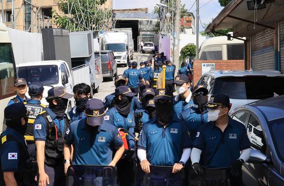 경찰이 올해 1월 발생한 서울서부지법 폭력 난동 사태에 연관됐다는 의혹을 받는 전광훈 목사와 사랑제일교회에 대해 압수수색에 나선 5일 서울 성북구 사랑제일교회 앞에 경찰 병력이 경계근무를 서고 있다. 연합뉴스