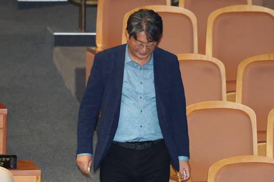 '차명 주식거래 의혹'으로 더불어민주당을 탈당하고 국회 법제사법위원회 위원장직을 사임한 이춘석 의원이 5일 국회 본회의장에서 방송법 개정안에 대한 무제한토론 종결동의의 건 투표를 하고 있다. 뉴스1