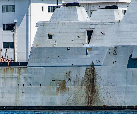 일본의 한 군사 분야 인플루언서가 지난 3일 요코스카항에 정박 중인 미국 해군의 줌왈트급 스텔스 구축함 마이클 먼수어함의 외벽 상태가 드러난 사진을 소셜미디어 X(옛 트위터)에 올렸다. 함체 외벽에 포장재가 찢겨 너덜너덜하고 곳곳에 녹슨 자국이 보인다. 사진 알사스 X 캡처