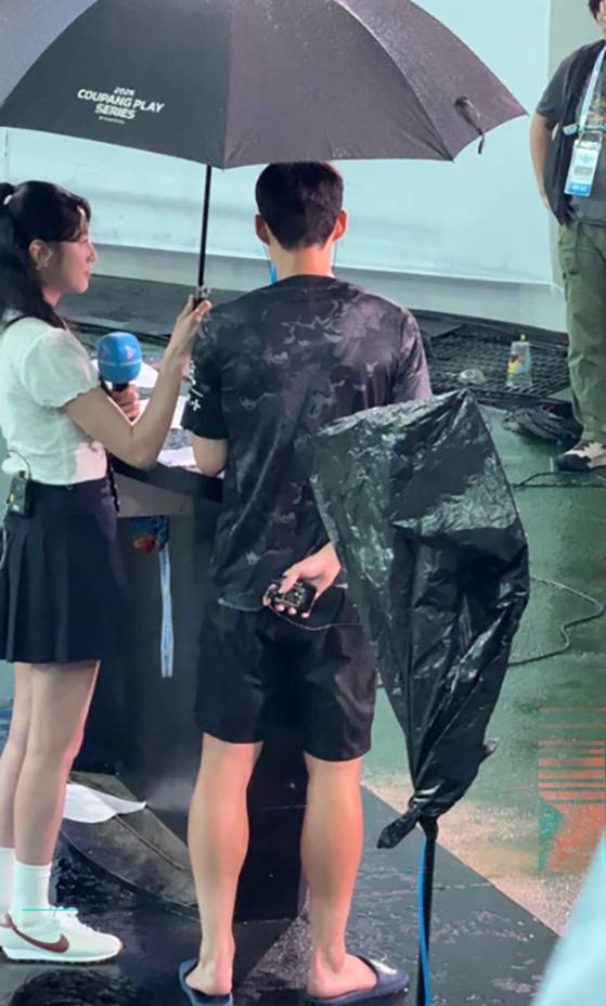 지난 3일 서울월드컵경기장에서 토트넘과 뉴캐슬의 경기가 끝난 뒤 인터뷰하고 있는 손흥민의 뒷모습. 오른손에 송출기를 들고 있다. 사진 온라인 커뮤니티 캡처