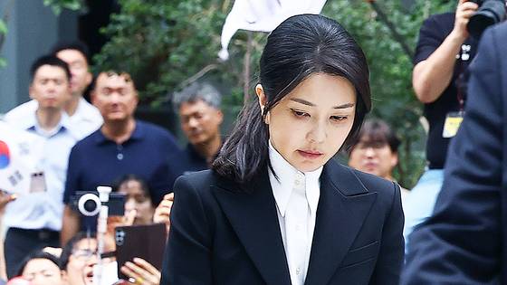도이치모터스 주가조작 연루 의혹 등을 받는 김건희 여사가 6일 오전 서울 종로구 김건희 특별검사팀 사무실에 피의자 신분으로 출석하고 있다. 김종호 기자