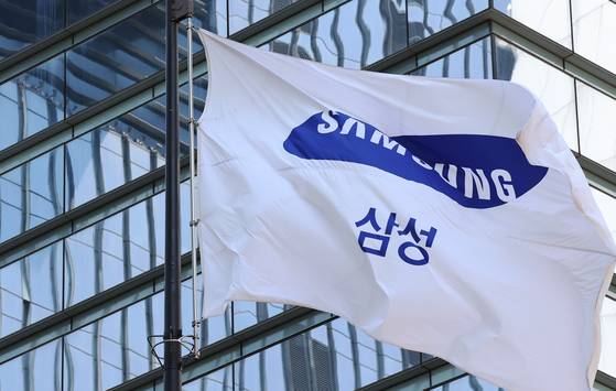 (서울=뉴스1) 장수영 기자 = 30일 서울 서초구 삼성전자 서초사옥에 삼성 깃발이 바람에 펄럭이고 있다.  삼성전자는 이날 올해 1분기 연결 기준 매출액은 79조 1405억 원, 영업이익은 6조6853억 원을 기록했다고 공시했다. 매출액은 전년 동기 대비 10.05% 증가하며 사상 최대 분기 매출을 기록했다. 2025.4.30/뉴스1