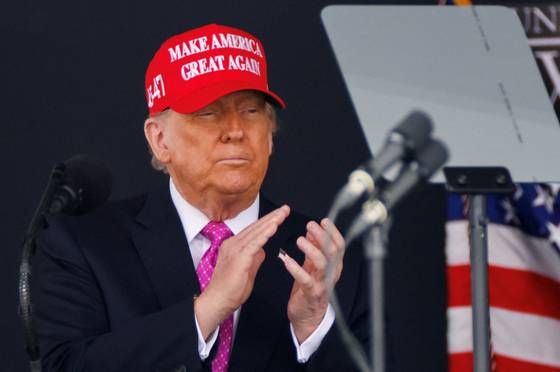 도널드 트럼프 미국 대통령이 '미국을 다시 위대하게(Make America Great Aagain, MAGA)' 모자를 착용하고 있다. 로이터=연합뉴스