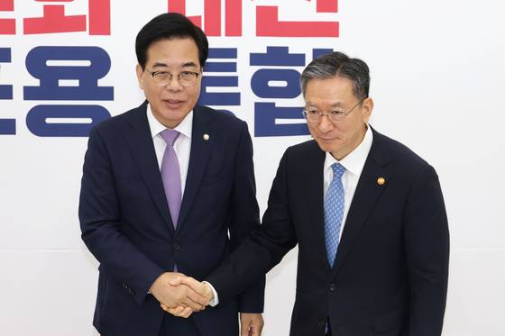 송언석 국민의힘 비상대책위원장 겸 원내대표가 6일 오후 서울 여의도 국회를 찾은 정성호 법무부 장관을 접견, 악수하고 있다. 뉴스1