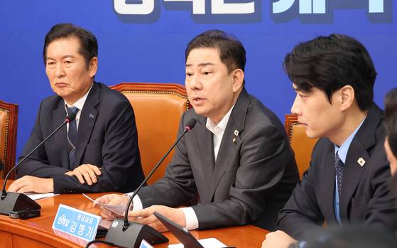 김병기 더불어민주당 원내대표(가운데)가 6일 국회에서 열린 최고위원회의에서 추미애 법사위원장 내정을 발표하고 있다. 임현동 기자