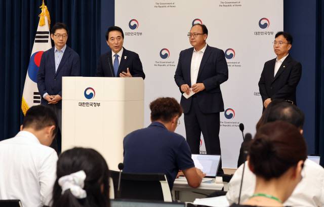 ▲ 국정기획위원회 박수현(왼쪽 두 번째) 국가균형성장특별위원회 위원장이 5일 정부세종청사 민원동 공용브리핑실에서 기자회견을 열고 질문에 답하고 있다. (왼쪽부터) 김경수 지방시대위원장, 박 위원장, 조상호 국정기획위원, 강주엽 행정중심복합도시건설청장 등이 배석했다. 연합뉴스