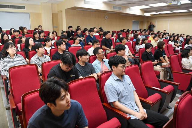 ▲ 김을호 숭실대학교 중소기업대학원 독서경영전략학과 주임교수가 6일 양구군청 대회의실에서 양구군 공무원들을 대상으로 ‘행복한 책 읽기, 독서경영 리더십’을 주제로 특강을 진행했다.