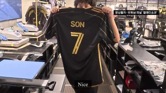 10년째 LA에 거주 중인 34살 조규민 씨는 본인의 유튜브 채널을 통해 LAFC 유니폼에 손흥민 이름을 새기는 영상을 올렸다. (영상출처: 유튜브 채널 ‘엘에이쏘큐’ 캡쳐)