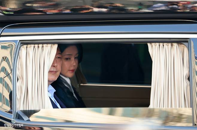 윤석열 전 대통령과 김건희 여사가 헌법재판소 파면 결정 일주일 후 서울 한남동 대통령 관저를 떠나고 있다.  /사진=최혁 기자