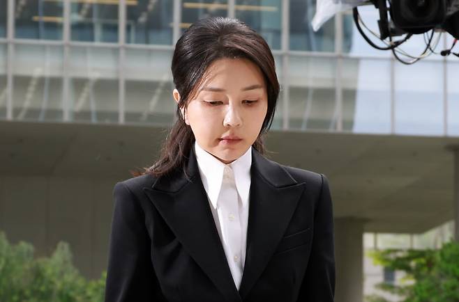 윤석열 전 대통령 부인 김건희 여사가 6일 서울 종로구 KT광화문빌딩 웨스트에 마련된 민중기 특별검사팀에 피의자 신분으로 첫 출석하고 있다. 전·현직 대통령 부인이 수사기관에 피의자로 공개 출석하는 것은 헌정사상 처음이다. / 사진=연합뉴스