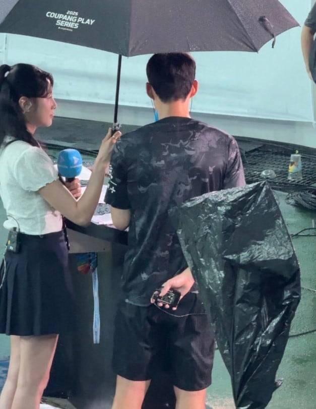 지난 3일 손흥민 인터뷰 사진 뒷모습./ 사진=온라인 커뮤니티