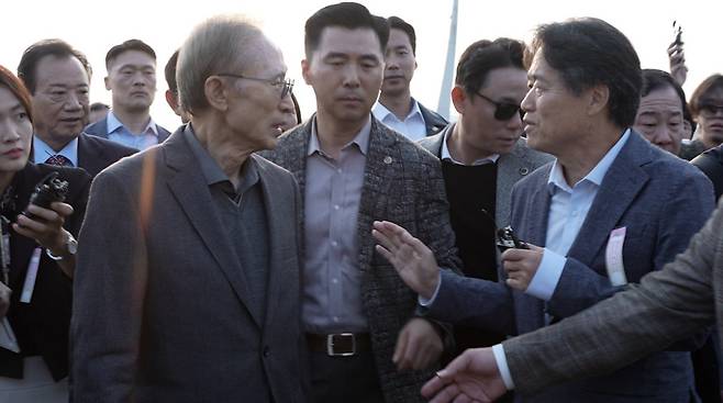 최승호 PD는 이명박 전 대통령(왼쪽)을 찾아가 끊임없이 4대강 사업에 대해 질문을 던졌다. 사진은 2023년 한강 강천보 위에서 이 전 대통령을 3번째 만난 최승호 PD가 질문하는 모습. 뉴스타파 제공
