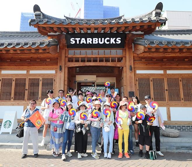 외국인들이 스타벅스 대구종로고택점에서 기념 촬영을 하고 있다. 스타벅스 제공