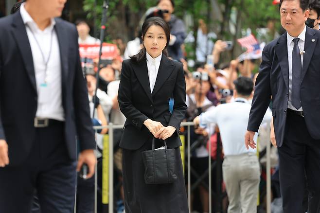 김건희 여사가 6일 본인에 대한 각종 의혹을 수사 중인 민중기 특별검사팀 사무실이 있는 서울 KT광화문빌딩으로 출석하고 있다. 2025.8.6 이준헌 기자