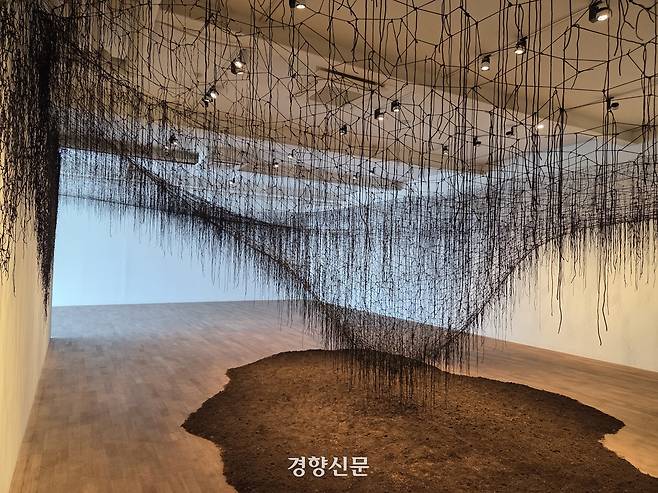 지난달 25일 서울 종로구 가나아트센터에서 전시된 설치 작품 ‘Return to Earth’. 윤승민 기자