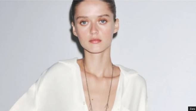 영국에서 패션 브랜드 자라(ZARA)의 광고 2건이 모델이  건강하지 않게 마른 모습을 연출했다는 이유로 금지 조치를 받았다. 사진 자라·BBC