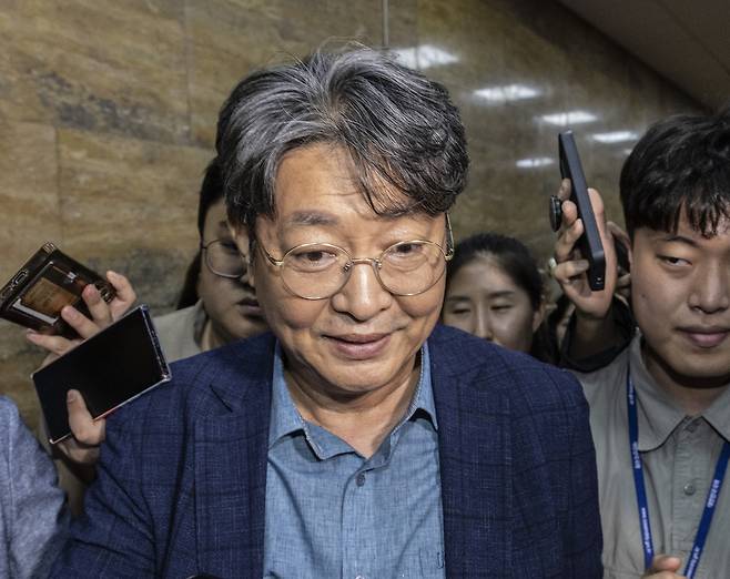 Rep. Lee Choon-suak (center) of the Democratic Party of Korea is surrounded by reporters after attending a plenary session at the National Assembly in Seoul on Tuesday. (Yonhap)