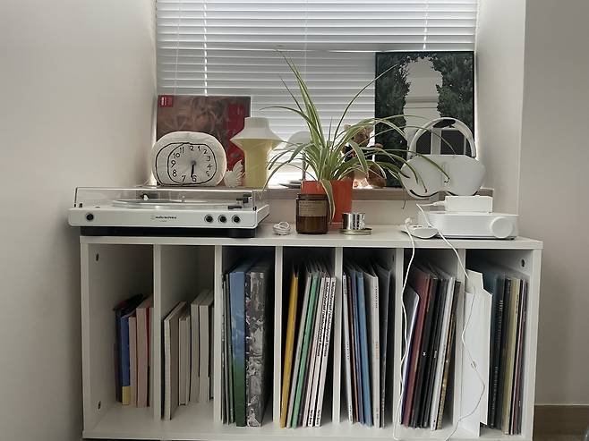 This photo shows the nook where Lee Jin-ah stores her favorite things. Lee says this is a highly valued corner in her room, which she loves to decorate and brainstrom how to redecorate the space in the future. (Lee Jung-joo/The Korea Herald)