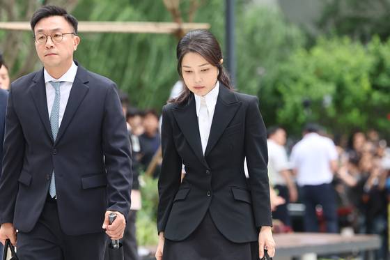 Kim Keon Hee, center, enters the KT Gwanghwamun West Building in Jongno District, central Seoul, on Aug. 6. [NEWS1]