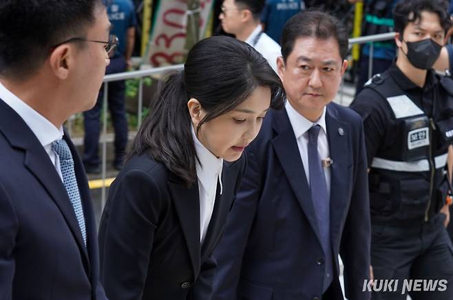 윤석열 전 대통령의 부인 김건희 여사가 6일 서울 종로구 KT광화문빌딩 웨스트에 마련된 민중기 특별검사팀 사무실에 출석하고 있다.